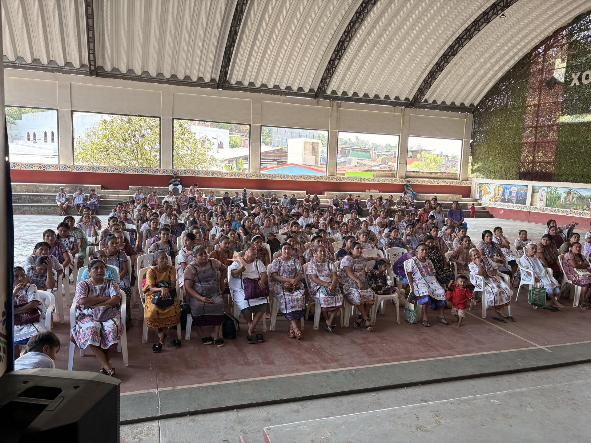 Vista panorámica del auditorio central de Xochistlahuaca con cientos de artesanas asistiendo al taller