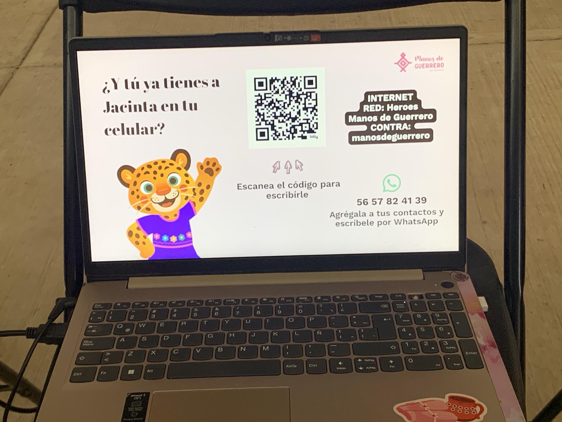 Pantalla de laptop muestra el código QR para activar a Jacinta, la asistente virtual de Manos de Guerrero, en WhatsApp